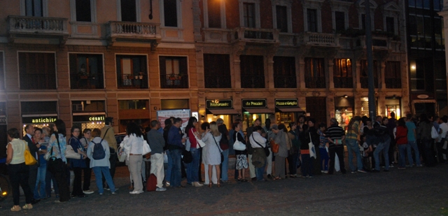 Attesa per Dario Fo e Franca Rame al Teatro Dal Verme