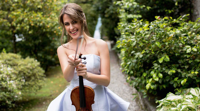 L’Orchestra I Pomeriggi Musicali con Alessandro Cadario e Francesca Dego suonano a Bologna