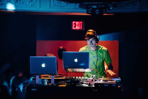 EDITO 2026 Mason Bates arriva per la prima volta a Milano ospita dell’81a Stagione dei Pomeriggi Musicali “Sèntiti pàrte” con un concerto monografico e la sua performance al Live Electronics