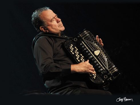 Richard Galliano torna nella rassegna estiva dei Pomeriggi Musicali “Panorami Sonori” con Alessandro Cadario sul podio